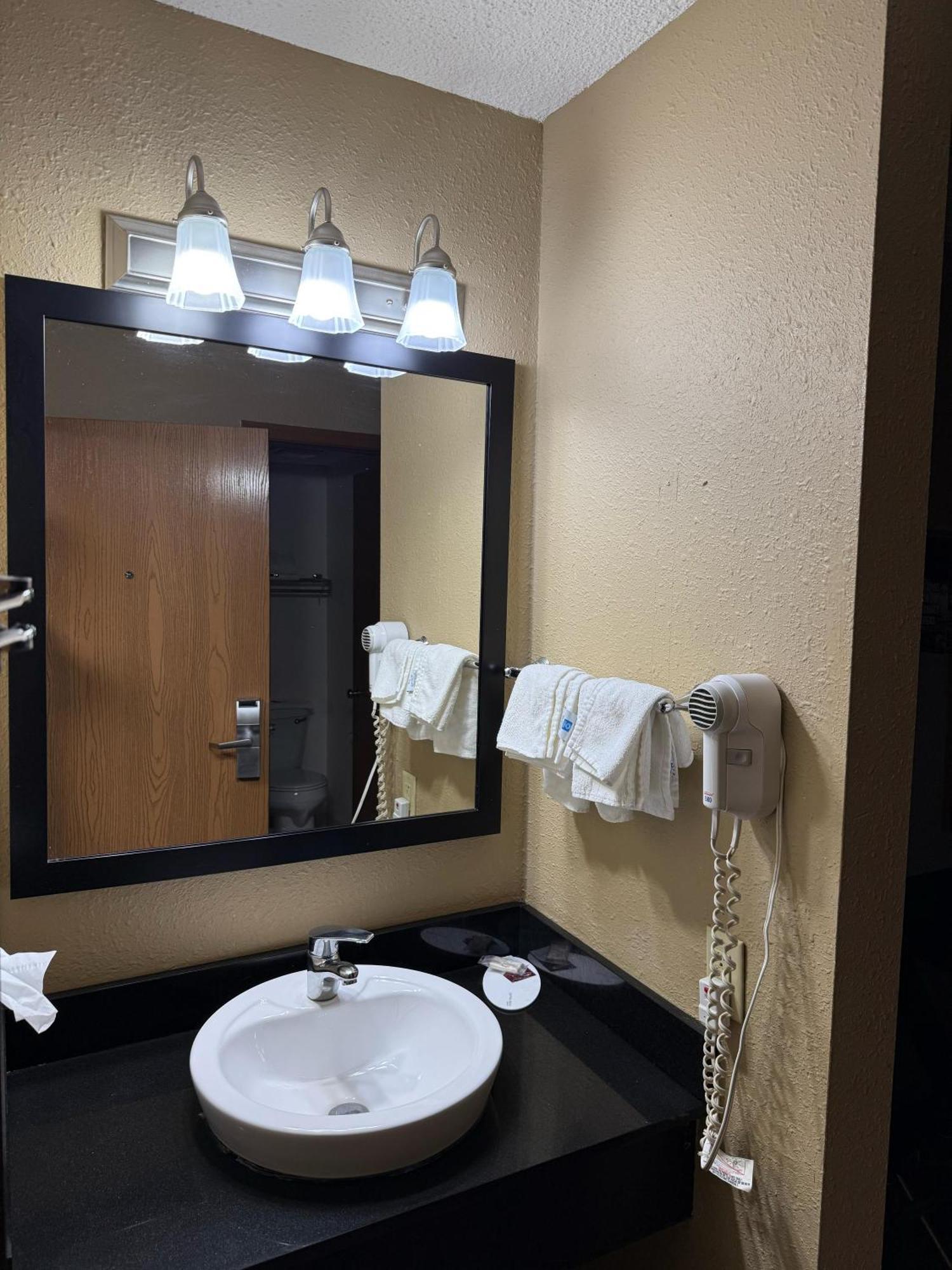 Super 8 By Wyndham Mendota I-39 Hotel Ngoại thất bức ảnh