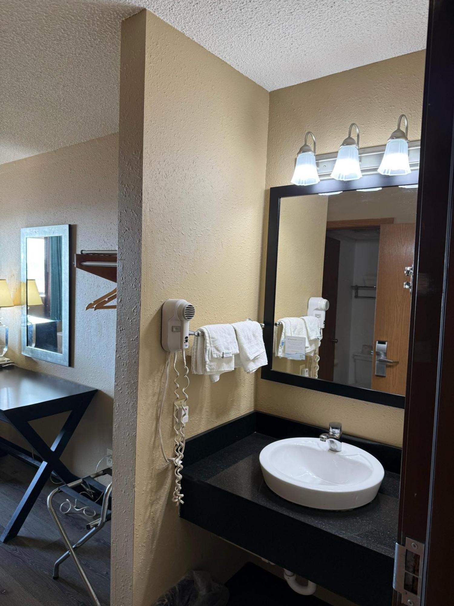 Super 8 By Wyndham Mendota I-39 Hotel Ngoại thất bức ảnh